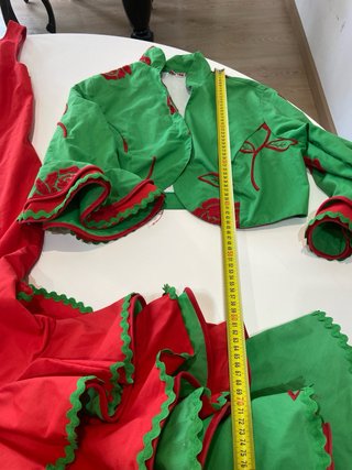 146.-Traje Sevillanas Verde y Rojo