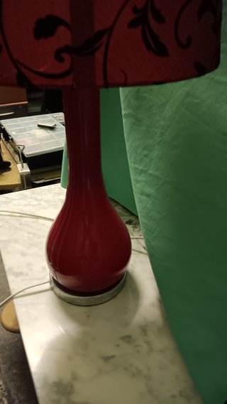 Lámpara de mesa roja y dorada
