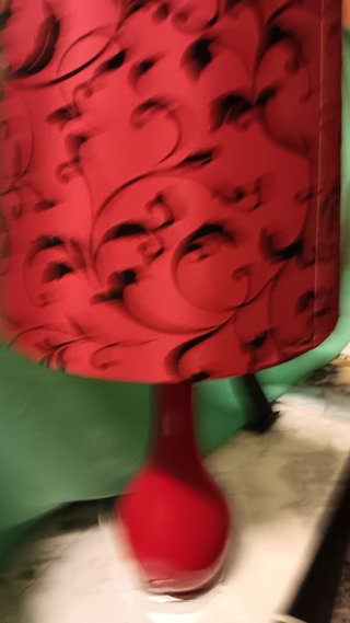 Lámpara de mesa roja y dorada