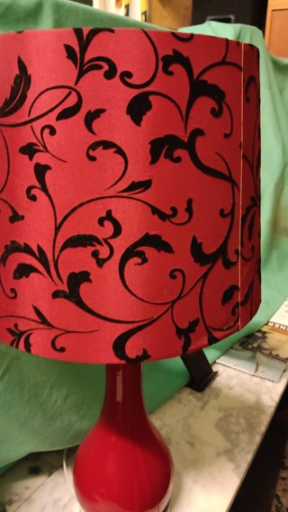 Lámpara de mesa roja y dorada