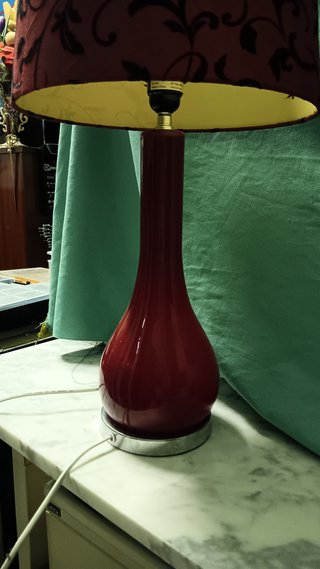 Lámpara de mesa roja y dorada