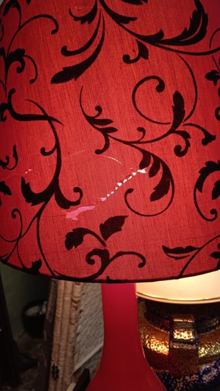Lámpara de mesa roja y dorada