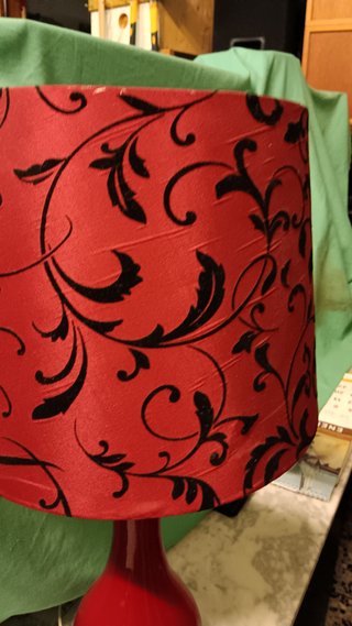 Lámpara de mesa roja y dorada