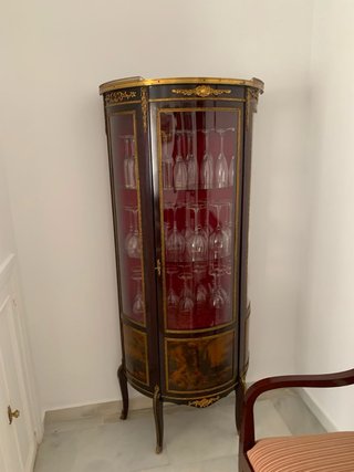 Vitrina de cristal y madera dorada