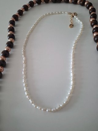 Lote 3 collares: perlas, cuentas y concha