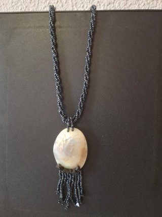 Lote 3 collares: perlas, cuentas y concha