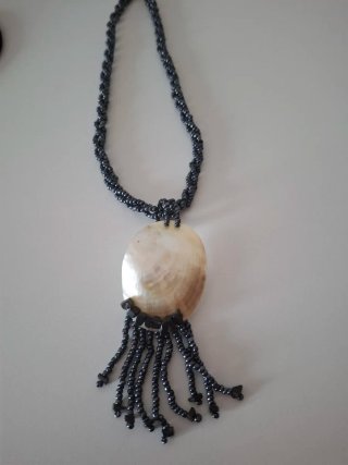 Lote 3 collares: perlas, cuentas y concha