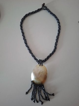 Lote 3 collares: perlas, cuentas y concha