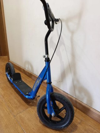 Patinete azul