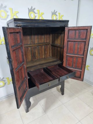 Armario oriental negro con herrajes dorados 10593