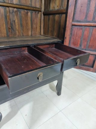 Armario oriental negro con herrajes dorados 10593