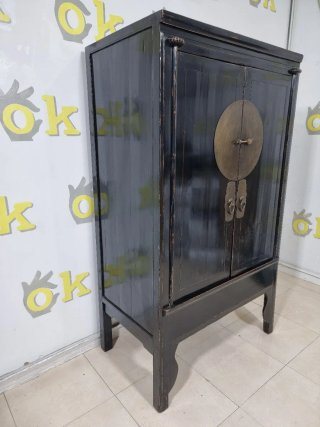 Armario oriental negro con herrajes dorados 10593