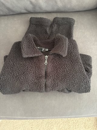 Chaqueta cropped forro polar negra Talla M