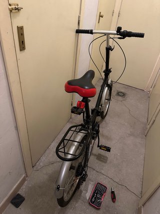 Bicicleta plegable negra y plateada