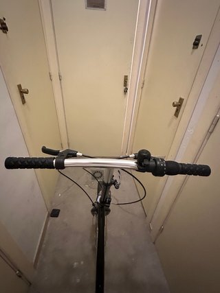 Bicicleta plegable negra y plateada