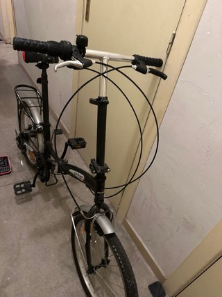 Bicicleta plegable negra y plateada