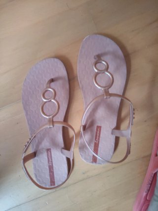 Sandalias Ipanema doradas y rosas