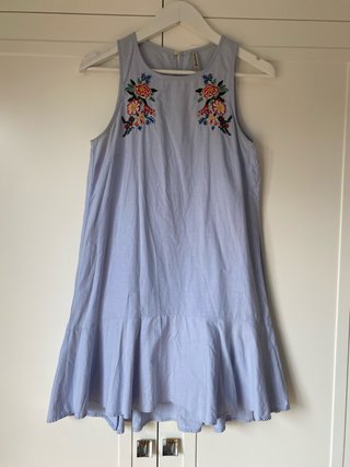 Vestido Stradivarius bordado azul