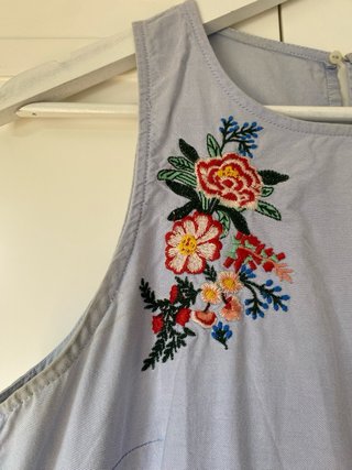 Vestido Stradivarius bordado azul