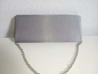 Cartera de mano plateada