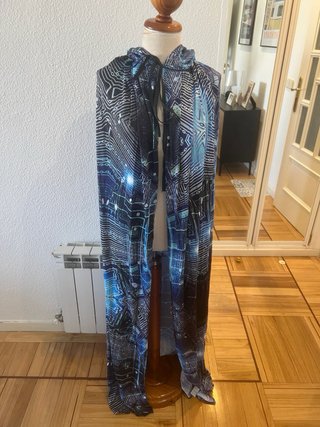 Capa con capucha azul y estampado galáctico