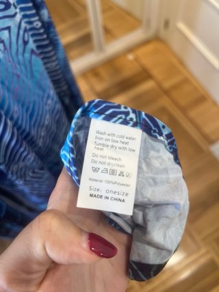 Capa con capucha azul y estampado galáctico