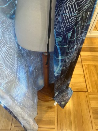Capa con capucha azul y estampado galáctico