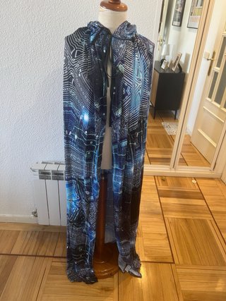 Capa con capucha azul y estampado galáctico