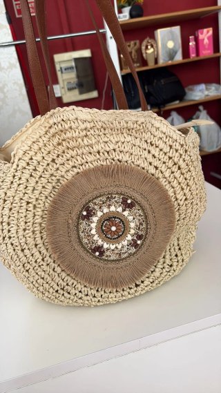 Bolso de rafia con detalle bordado