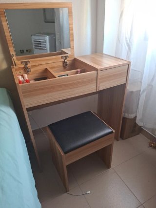 Tocador con espejo y asiento