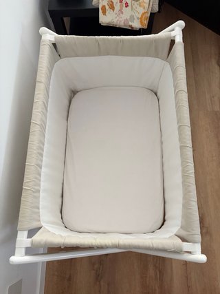 Cuna de madera con estampado de lunares