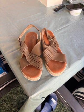 Sandalias de piel beige y marrón