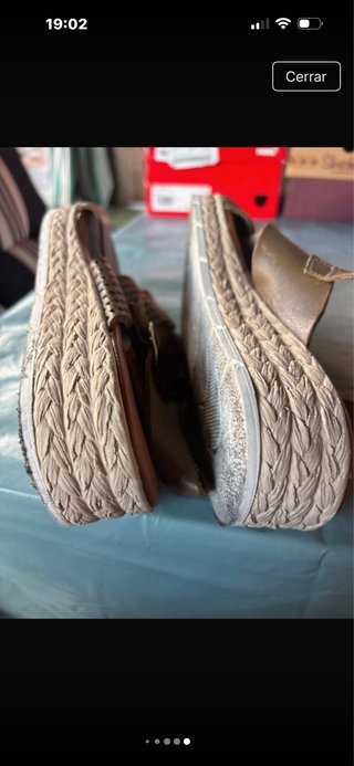 Sandalias de piel beige y marrón
