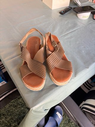 Sandalias de piel beige y marrón