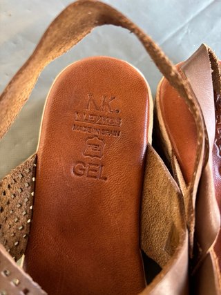 Sandalias de piel beige y marrón