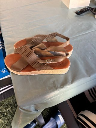 Sandalias de piel beige y marrón