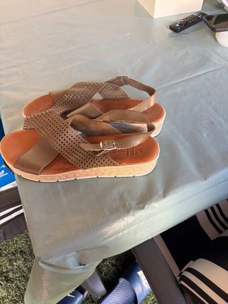 Sandalias de piel beige y marrón
