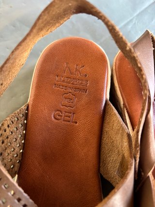 Sandalias de piel beige y marrón