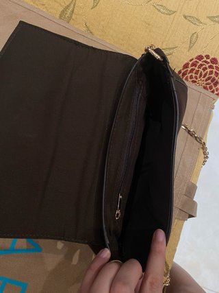 Bolso de mano marrón con cadena dorada