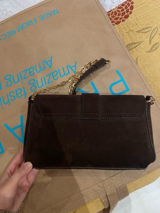 Bolso de mano marrón con cadena dorada