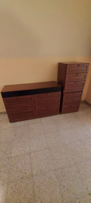 Cómoda y mesitas de noche de madera