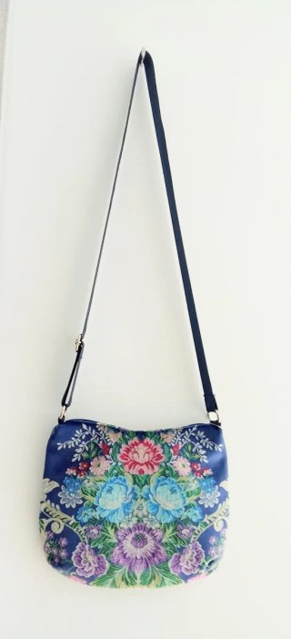 Pañuelo Seda y bolso a juego.