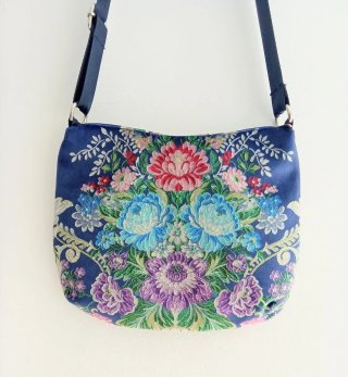 Pañuelo Seda y bolso a juego.