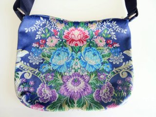 Pañuelo Seda y bolso a juego.