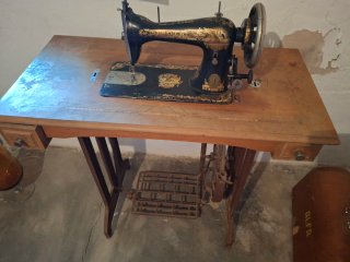 Máquina coser Singer antigua pedal con  mueble.