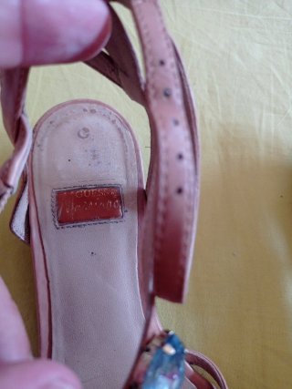 Sandalias Guess adornos pedrería rosa