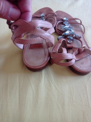Sandalias Guess adornos pedrería rosa