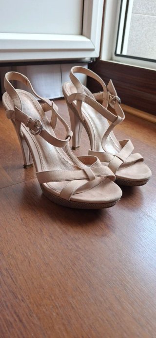 Sandalias de tacón beige