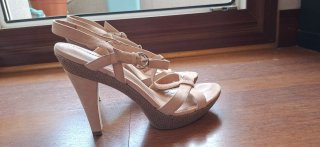 Sandalias de tacón beige