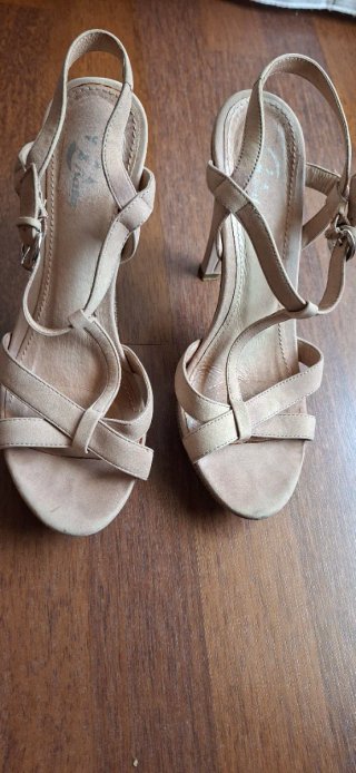 Sandalias de tacón beige